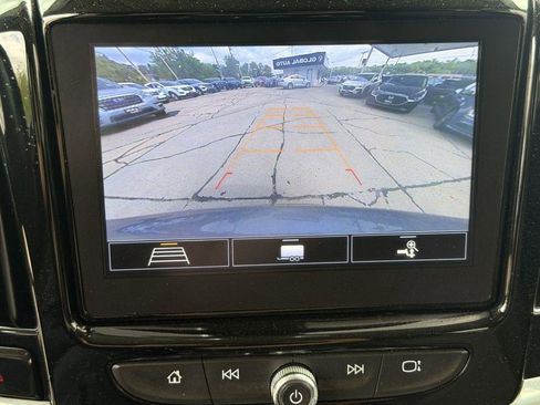 Used 2020 Chevrolet Traverse LT w/ Driver Confidence II Package AWD/4WD image 17