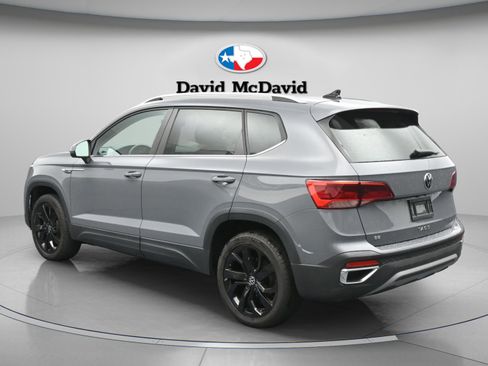 Used 2023 Volkswagen Taos SE w/ Panoramic Sunroof Package FWD image 6