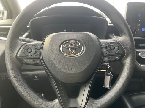 Used 2025 Toyota Corolla LE image 28