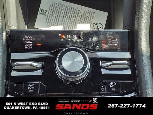 New 2023 Jeep Grand Cherokee Overland w/ Luxury Tech Group IV AWD/4WD image 18