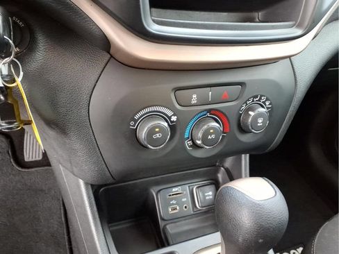 Used 2017 Jeep Cherokee Sport FWD image 28