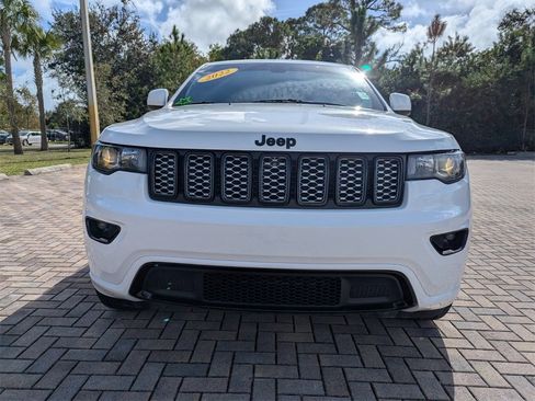 Used 2022 Jeep Grand Cherokee Laredo X image 2