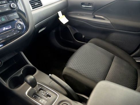 Used 2014 Mitsubishi Outlander ES FWD image 25