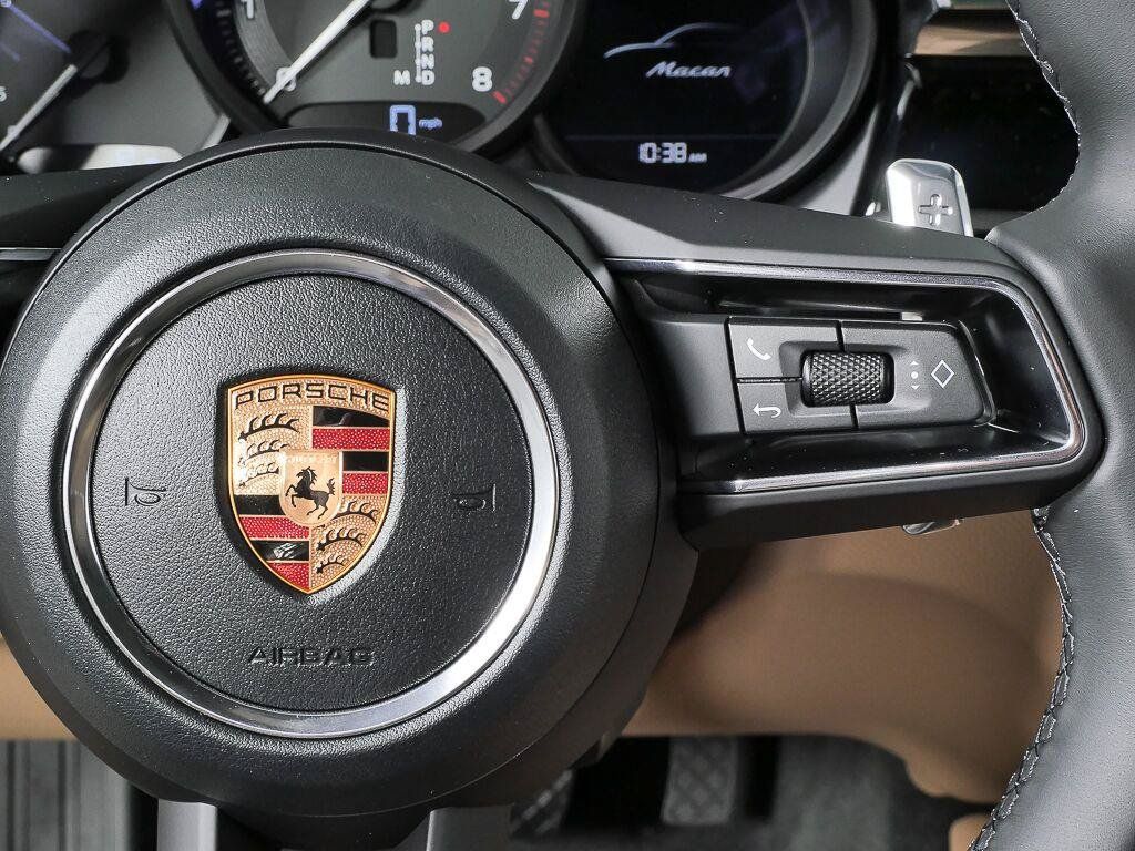 Certified 2026 Porsche Macan AWD/4WD image 11