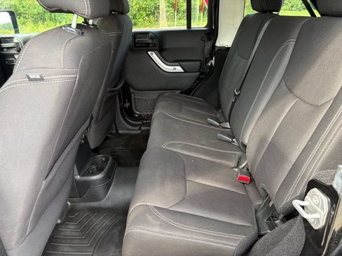 Used 2017 Jeep Wrangler Unlimited Sahara AWD/4WD image 40