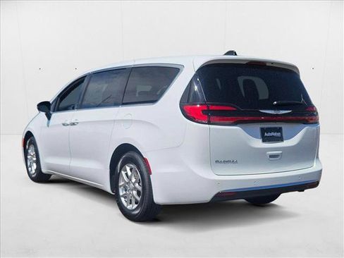New 2025 Chrysler Pacifica Select image 6