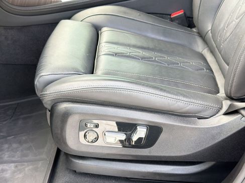 Used 2025 BMW X7 M60i AWD/4WD image 14