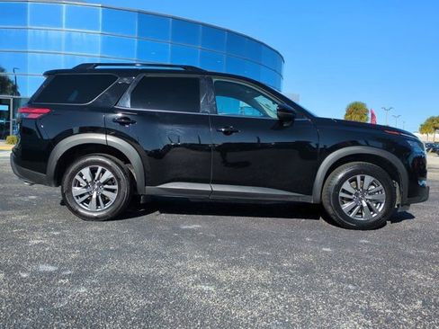 Certified 2025 Nissan Pathfinder SV FWD image 4