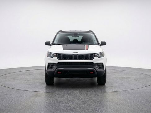 Used 2025 Jeep Compass Trailhawk image 2