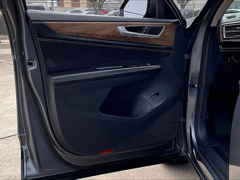 Used 2025 Volkswagen Atlas SE image 43