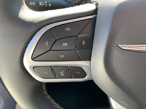 Used 2024 Chrysler Pacifica Touring-L image 13