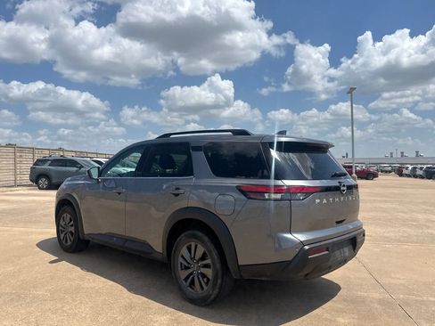 Used 2025 Nissan Pathfinder SV FWD image 14