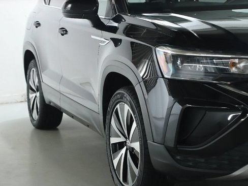 Certified 2022 Volkswagen Taos SE w/ Panoramic Sunroof Package AWD/4WD image 8