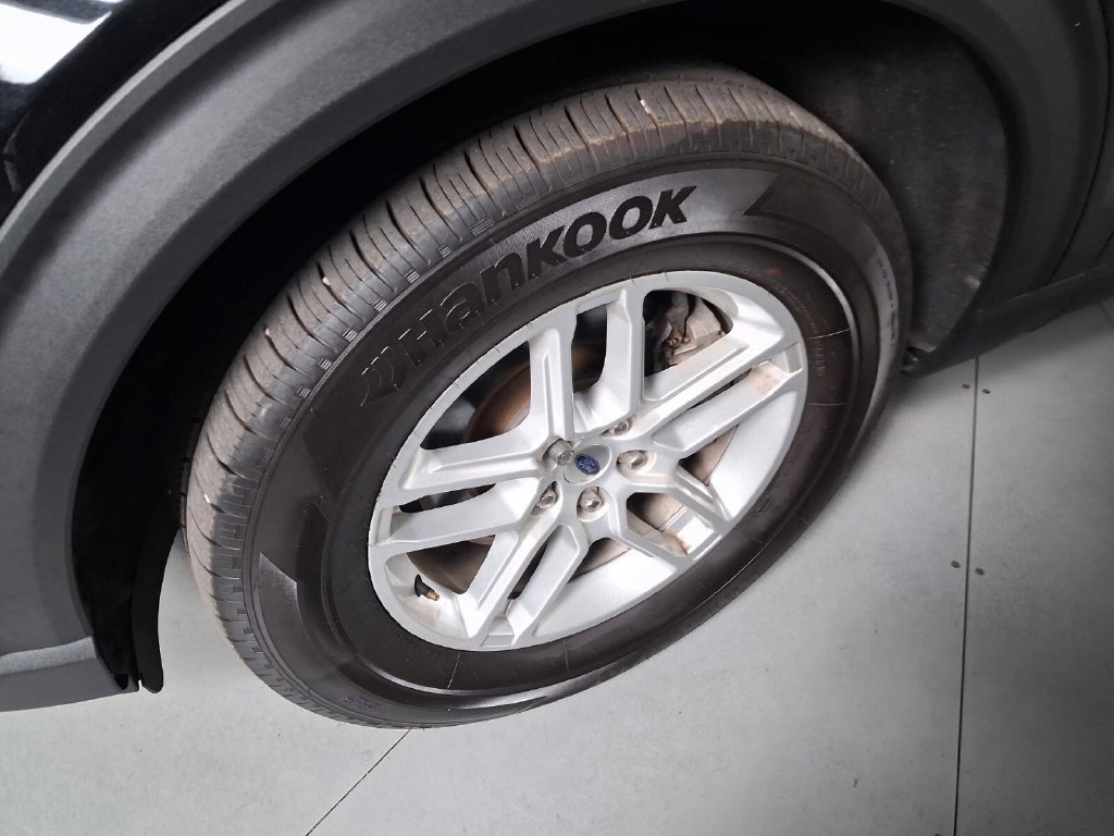Used 2025 Ford Explorer Active AWD/4WD image 9