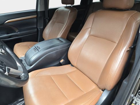 Used 2019 Toyota Highlander Limited FWD image 12