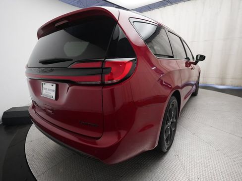 Used 2025 Chrysler Pacifica Limited FWD image 12