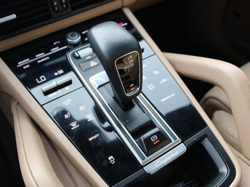 Used 2021 Porsche Cayenne image 21