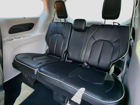 Used 2024 Chrysler Pacifica Limited FWD image 14