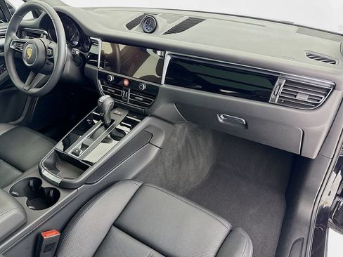 Certified 2025 Porsche Macan AWD/4WD image 33