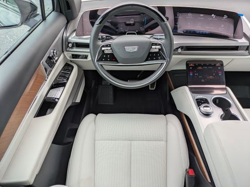 New 2026 Cadillac Vistiq Luxury w/ LPO, Floor Liner Package image 4