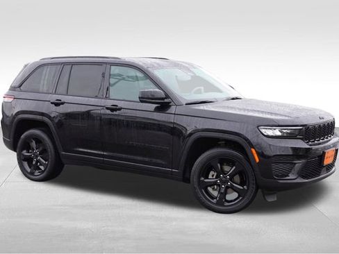 Certified 2023 Jeep Grand Cherokee Altitude image 2