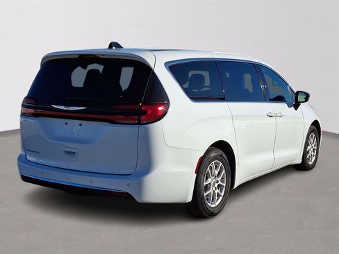 Used 2024 Chrysler Pacifica Touring-L image 6