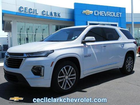 Used 2023 Chevrolet Traverse High Country FWD image 1