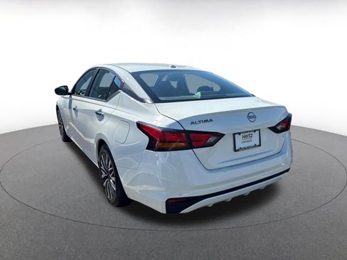 Used 2025 Nissan Altima 2.5 SV FWD image 11