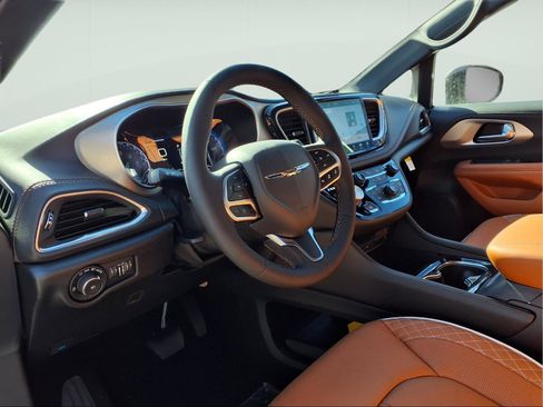 New 2026 Chrysler Pacifica Pinnacle image 8