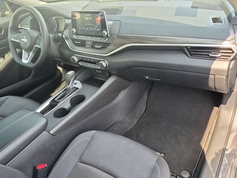 Used 2025 Nissan Altima 2.5 SV FWD image 31