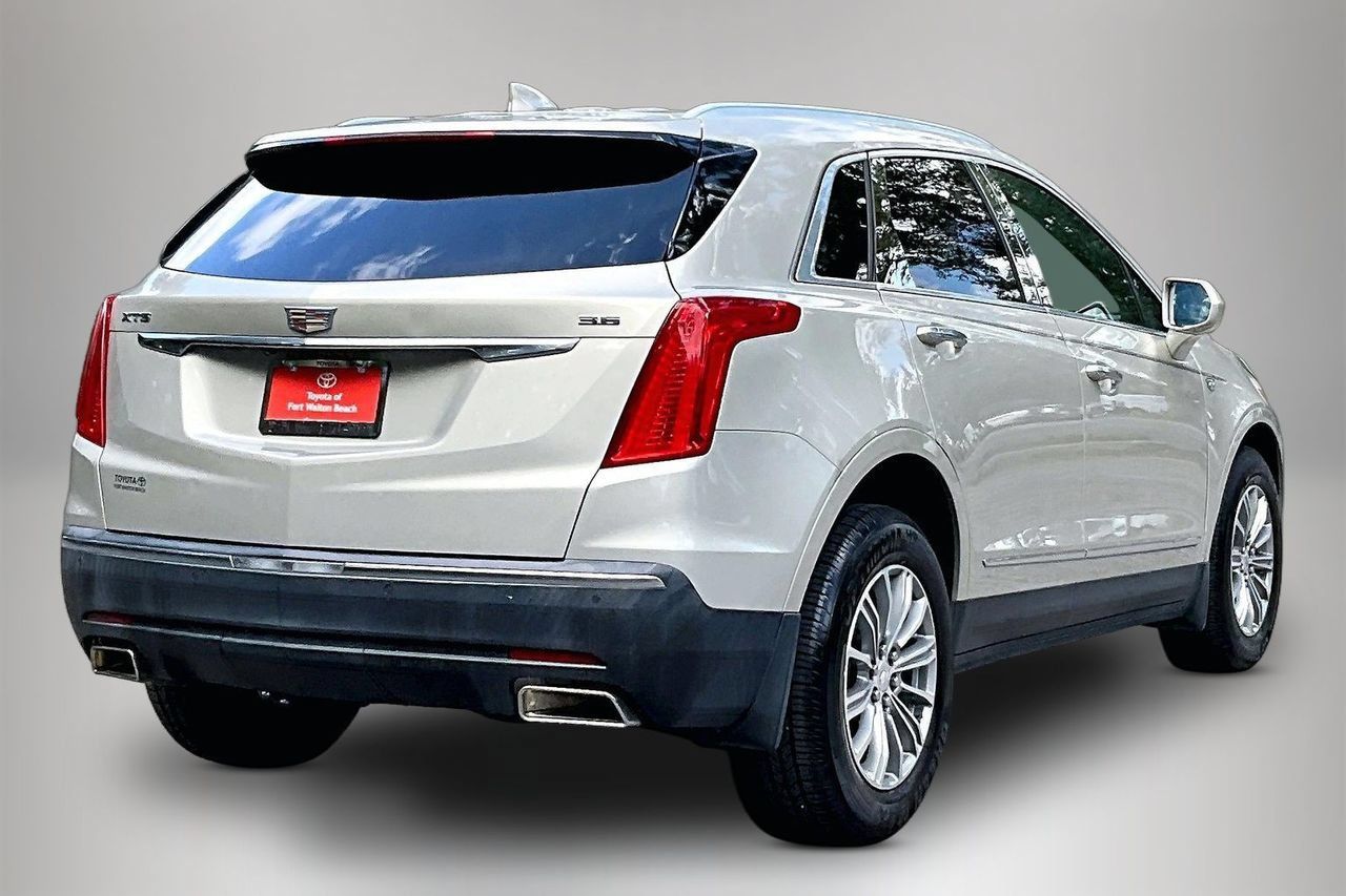 Used 2017 Cadillac XT5 Luxury w/ Driver Awareness Package FWD image 5