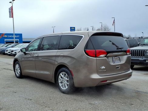 Used 2017 Chrysler Pacifica Touring image 6
