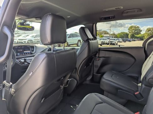 New 2026 Chrysler Pacifica Select w/ S Appearance Package FWD image 11