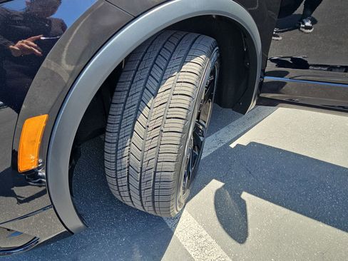 Certified 2023 Volkswagen Tiguan SE R-Line FWD image 33