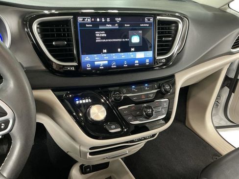 Used 2024 Chrysler Pacifica Touring-L FWD image 7