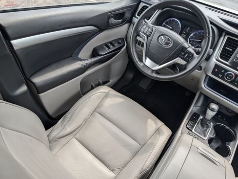 Used 2015 Toyota Highlander XLE AWD/4WD image 9
