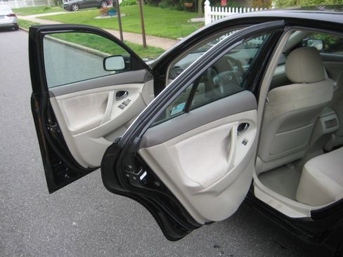 Used 2011 Toyota Camry LE image 9