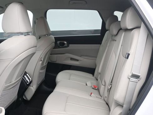 Used 2025 Kia Sorento S image 5