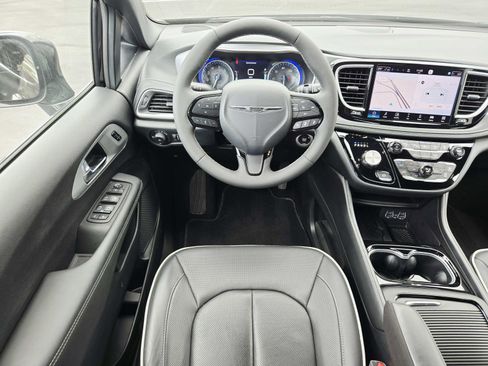 Used 2025 Chrysler Pacifica Limited FWD image 12