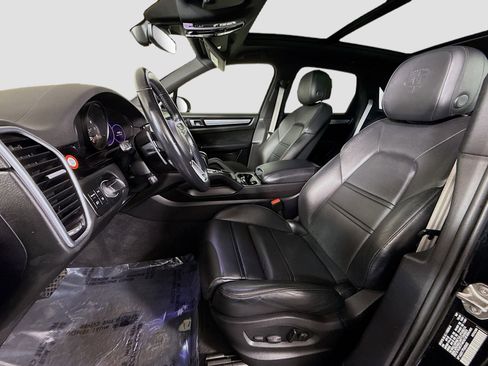 Used 2023 Porsche Cayenne Platinum Edition image 21
