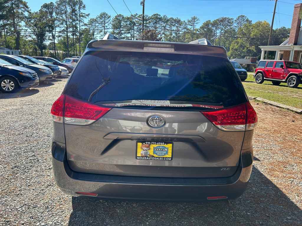 Used 2014 Toyota Sienna XLE FWD image 5