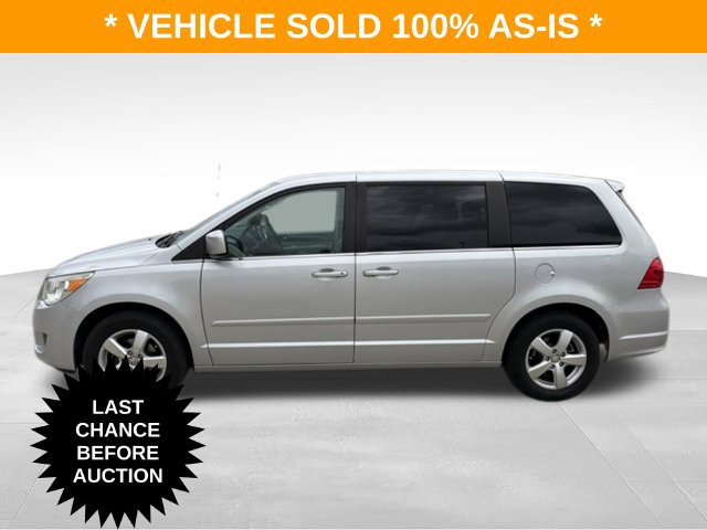 Used 2010 Volkswagen Routan SE FWD image 2