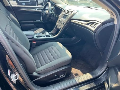 Used 2017 Ford Fusion SE FWD image 6
