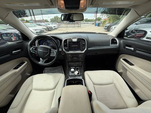 Used 2018 Chrysler 300 Touring w/ Chrome Appearance Package RWD image 13