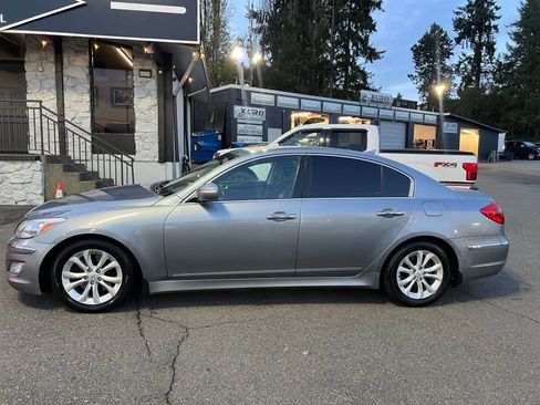 Used 2013 Hyundai Genesis 3.8 image 2
