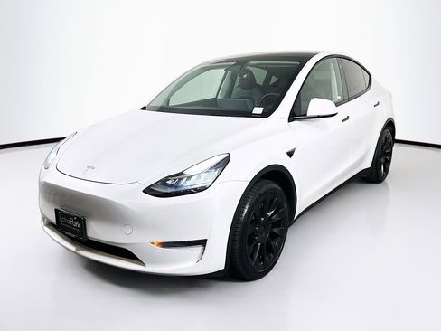 Used 2023 Tesla Model Y Long Range image 3