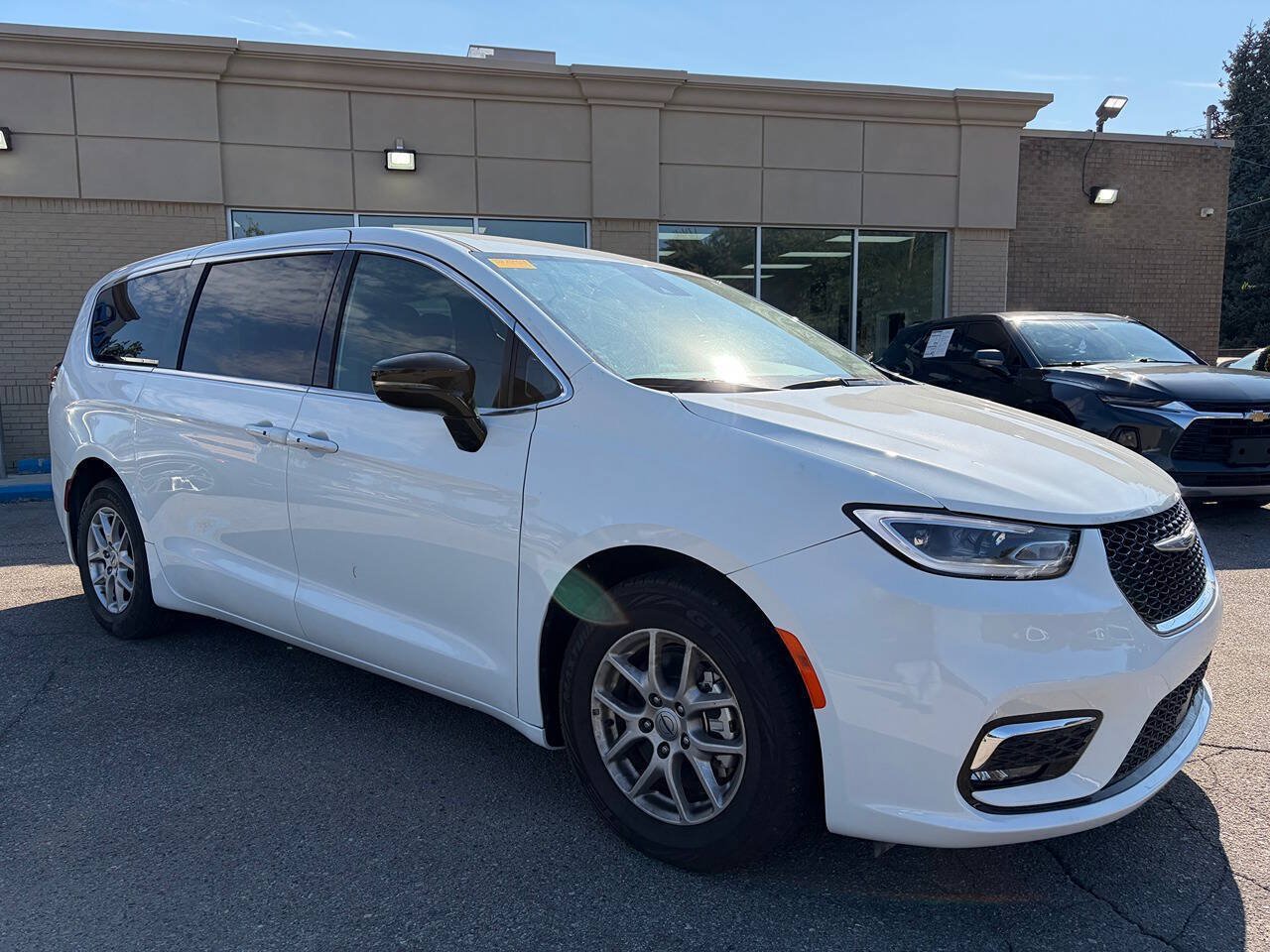 Used 2025 Chrysler Pacifica Select FWD image 3