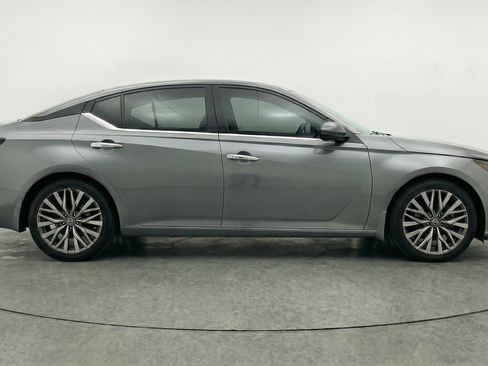 Used 2025 Nissan Altima 2.5 SV FWD image 11