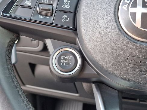 Used 2022 Alfa Romeo Stelvio Veloce image 27