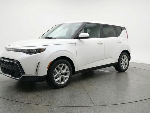 Used 2025 Kia Soul LX w/ LX Technology Package FWD image 3